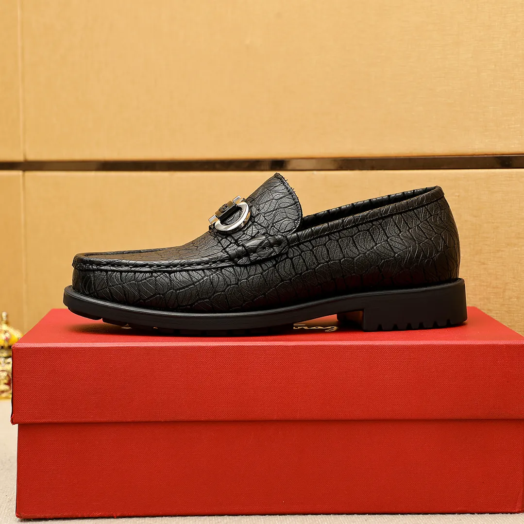 Men's shoes 💰520 💐 Product trademark: Ferragamo "Ferragamo" casual leather shoes Regular size: 38-44 (45.46🉑️customized) Product materials: Selected imported first-layer calfskin embossed upper + original hardware buckle, imported water-dyed cow leather lining. Strong three-dimensional visual effect, original outsole color: 1⃣️color optional